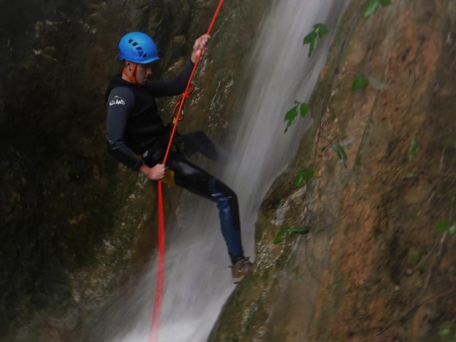  Descente en rappel avec cascade 